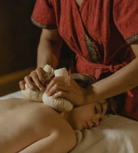 Gutschein für 90 Minuten Kräuterstempel-Massage